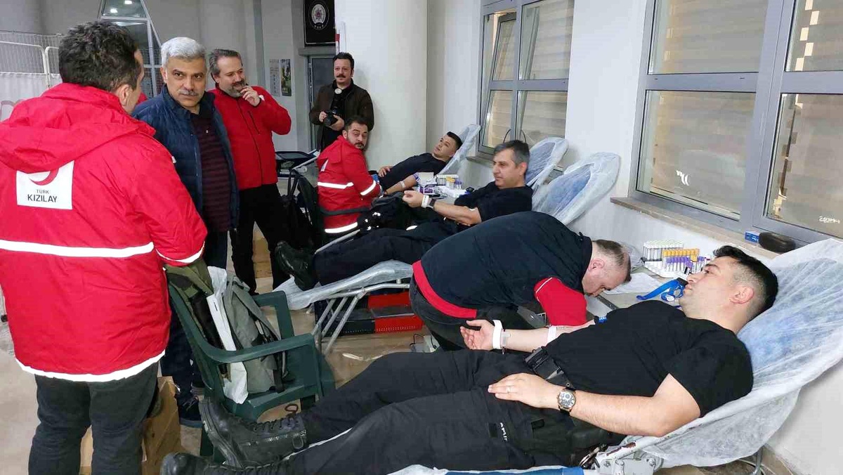 Samsun\'da polisler Kızılay\'a kan bağışında bulundu