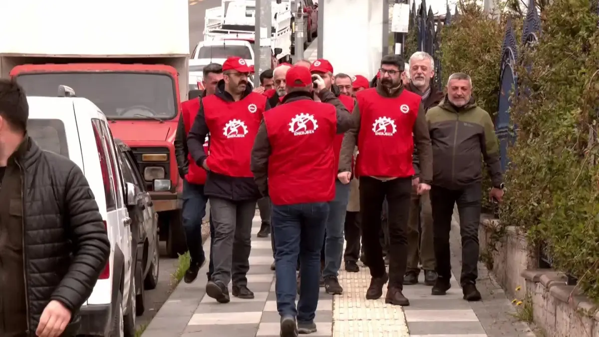 Uluğ Enerji İşçileri Çalışma ve Sosyal Güvenlik Bakanlığı Önünde: "Yeni Evli Arkadaşımız, Düğün Borçlarını Ödeyemediği İçin İntihar Etti"