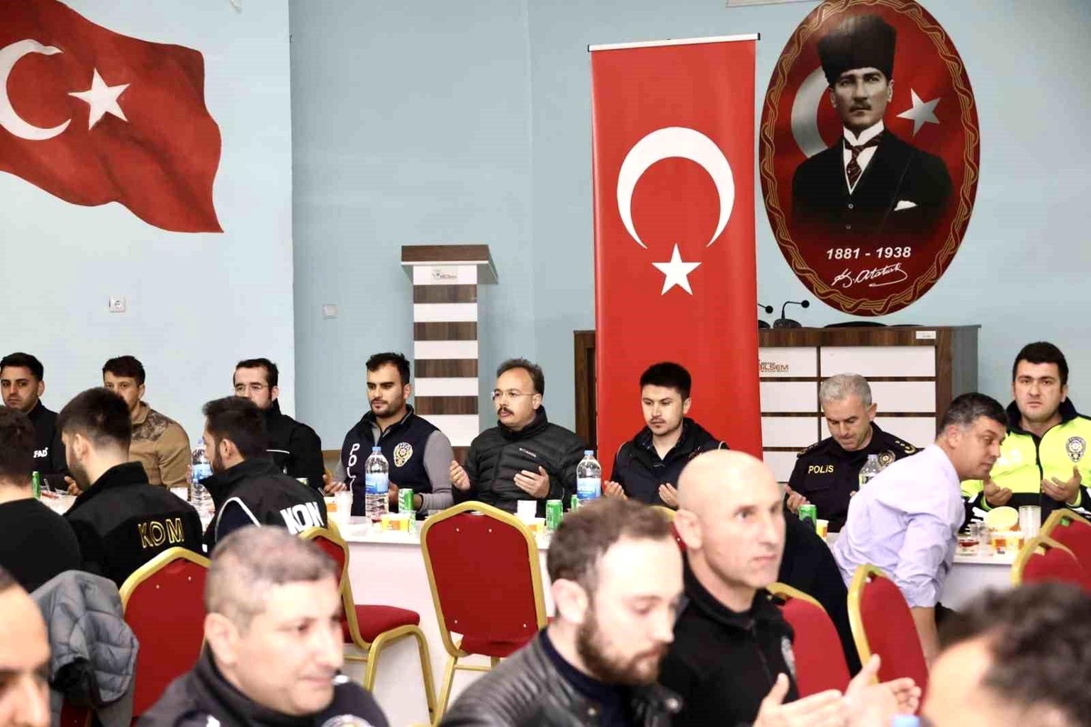 Vali Kızılkaya, polislerle iftar sofrasında buluştu