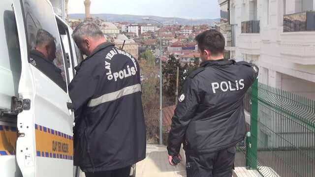 Yeni taşındığı evinin camlarını silmek isterken 6. kattan düşen kadın hayatını kaybetti Yeni taşındığı evinin camlarını silmek isterken 6. kattan düşen kadın hayatını kaybetti