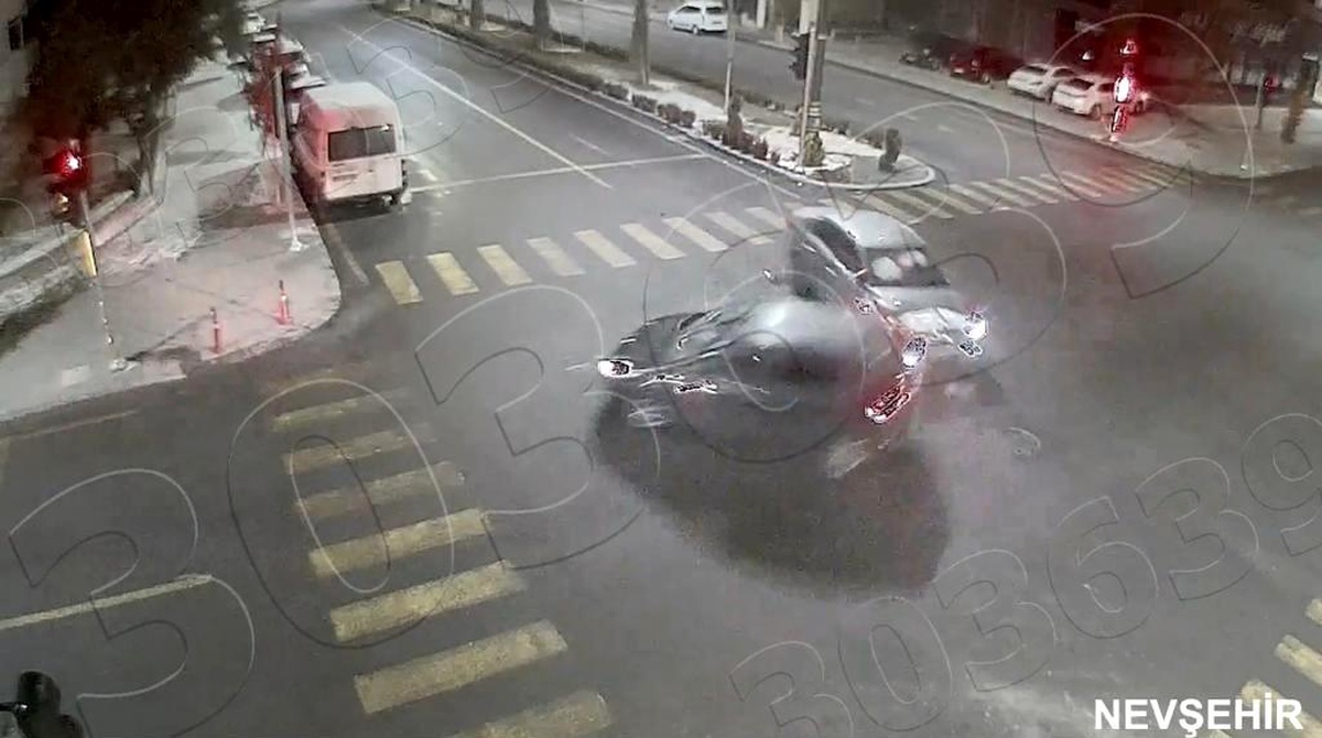 Yola kontrolsüz çıkan araçlar kazaya sebep oldu