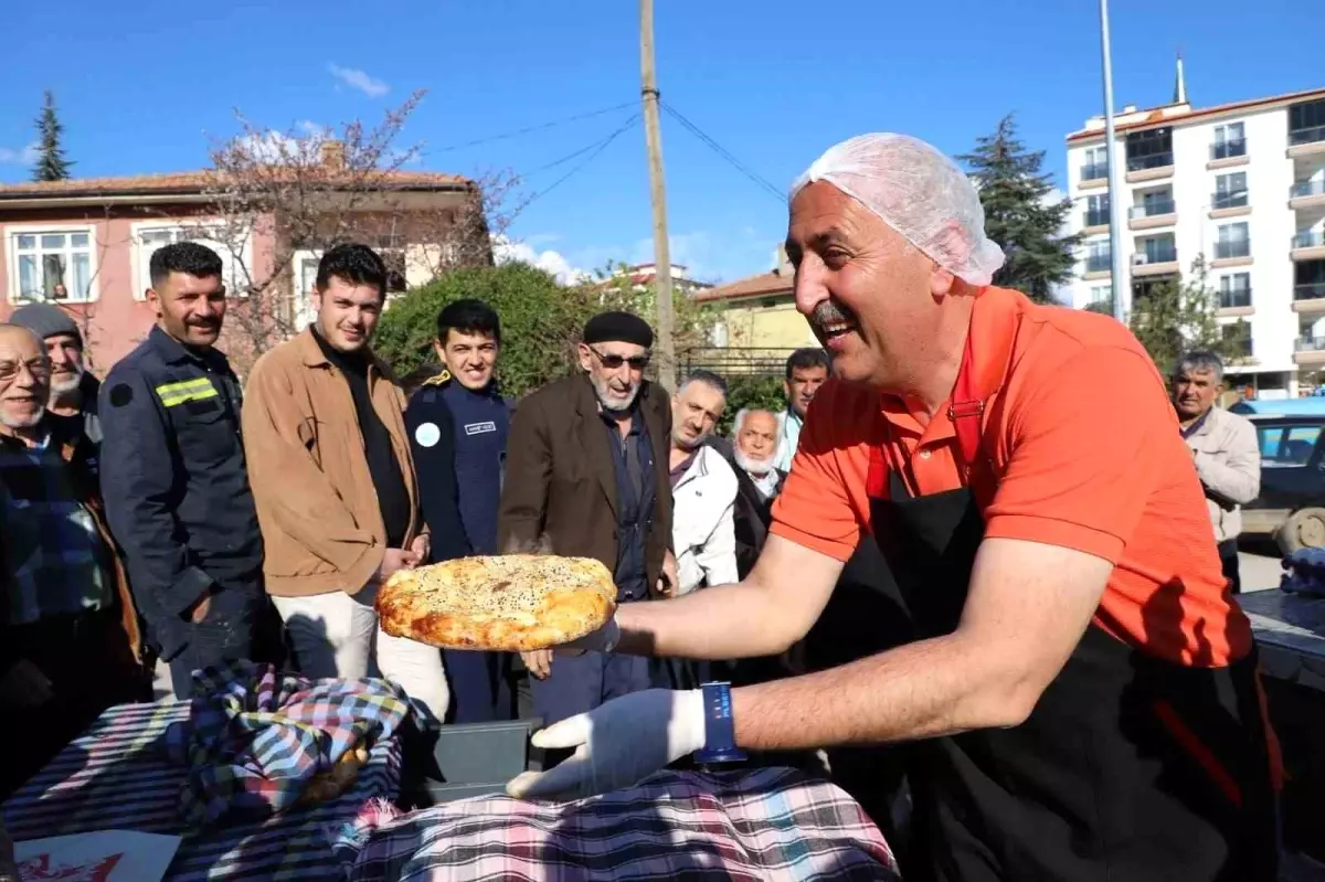 Yüzlerce vatandaşa Ramazan pidesi ücretsiz dağıtıldı