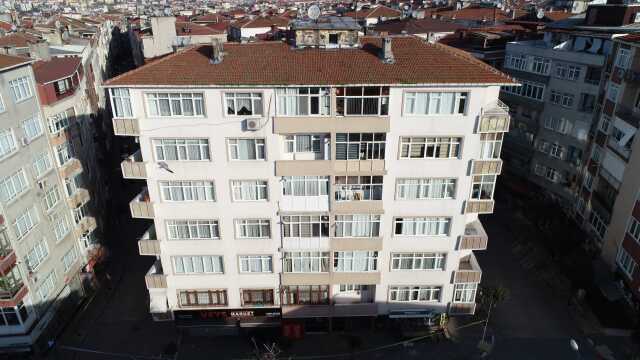 46 yıllık binanın kolonlarında patlama meydana geldi! Apartman caddeye doğru eğildi 46 yıllık binanın kolonlarında patlama meydana geldi! Apartman caddeye doğru eğildi