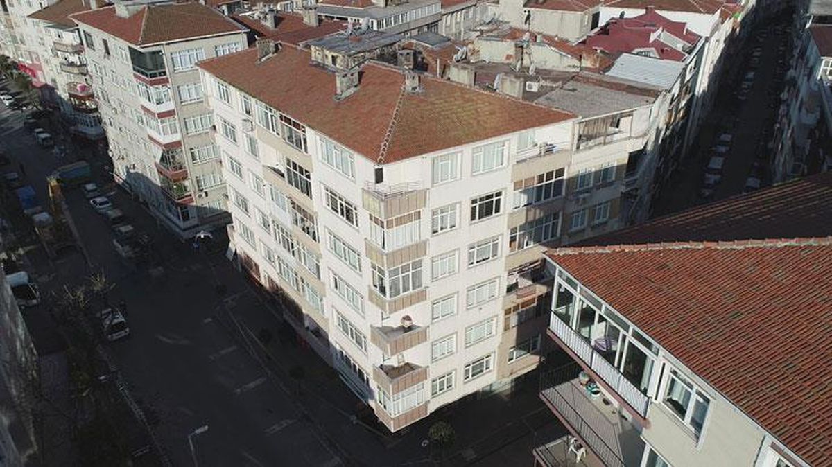 46 yıllık binanın kolonlarında patlama meydana geldi! Apartman caddeye doğru eğildi