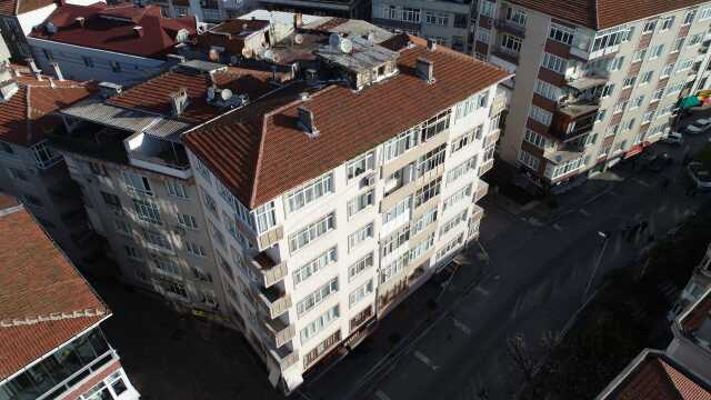 46 yıllık binanın kolonlarında patlama meydana geldi! Apartman caddeye doğru eğildi 46 yıllık binanın kolonlarında patlama meydana geldi! Apartman caddeye doğru eğildi