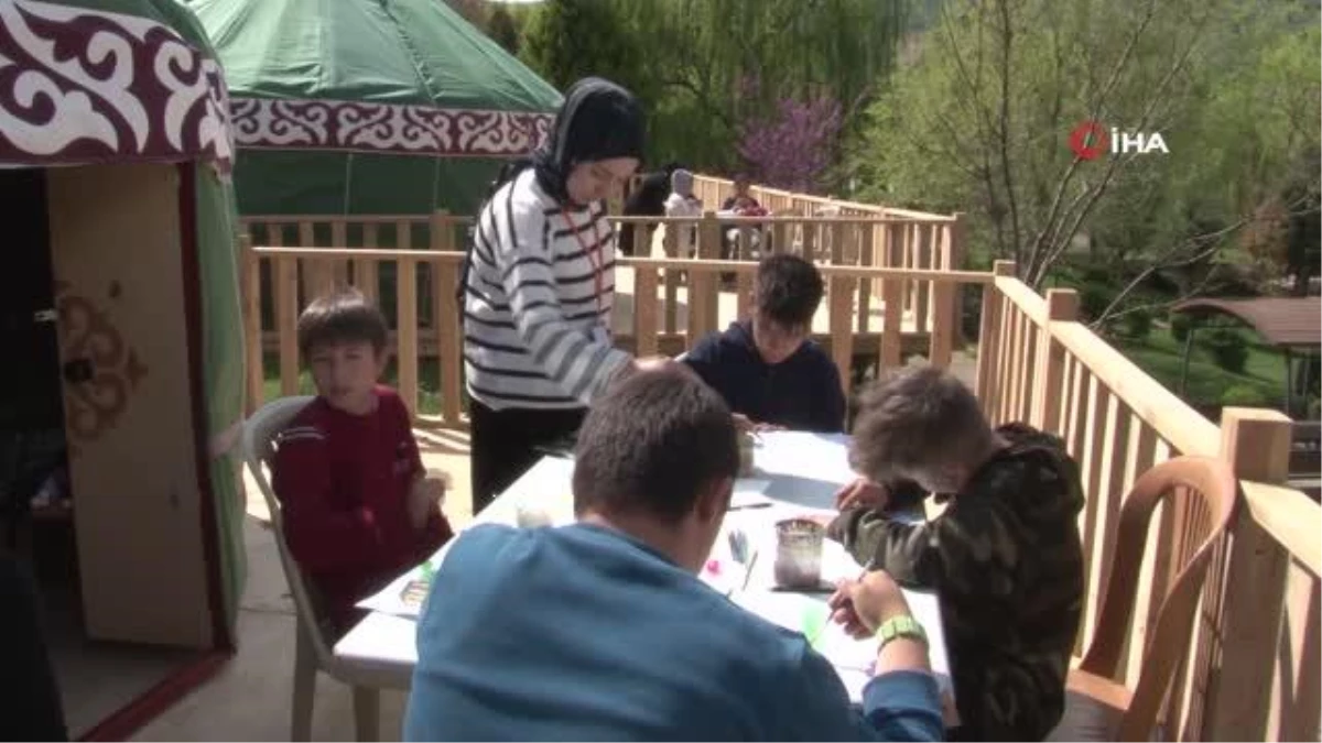 Afetzede çocuklar, el sanatları kursunda depremin izini hafızalardan silmeye çalışıyor