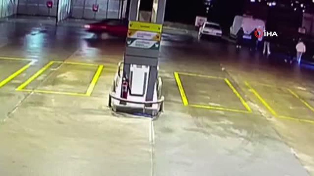 Akaryakıt istasyonunda drift çılgınlığı kamerada