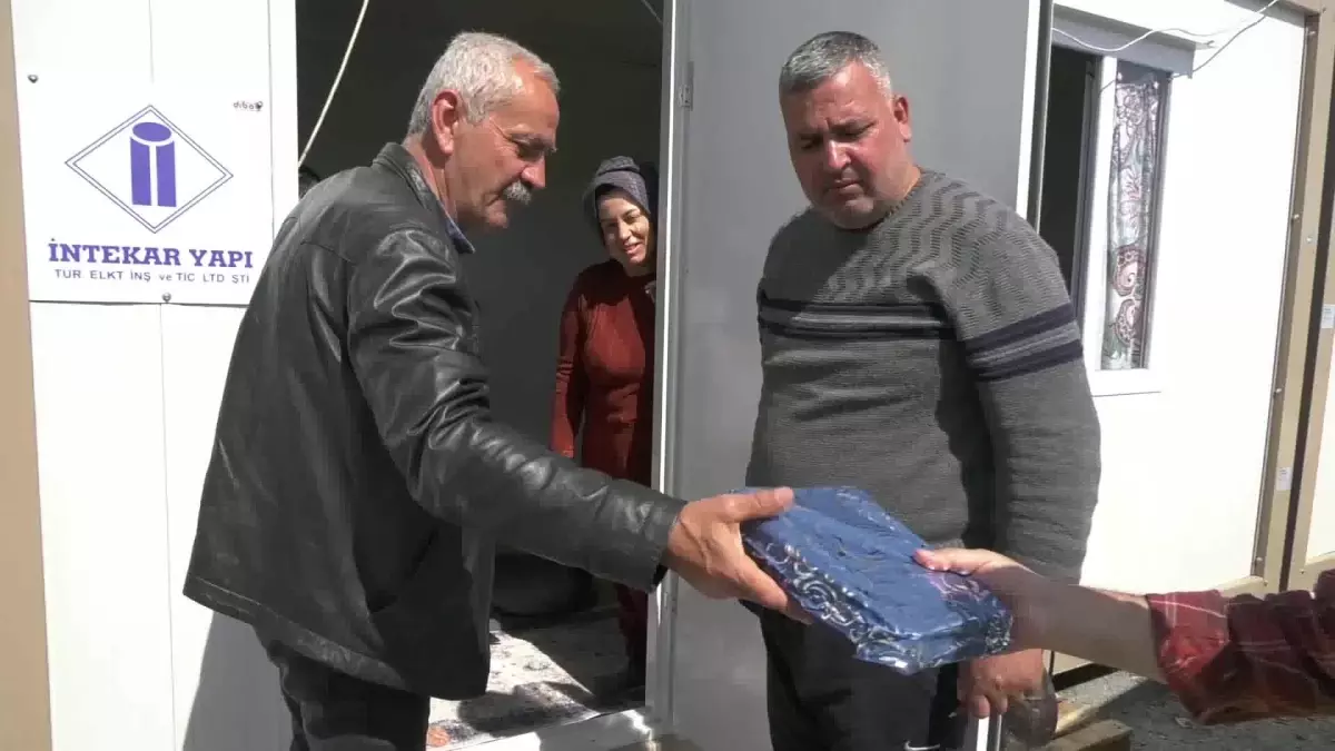 Antalya Büyükşehir Belediye Başkanı Böcek\'ten Depremzede Öğrencilere Tablet