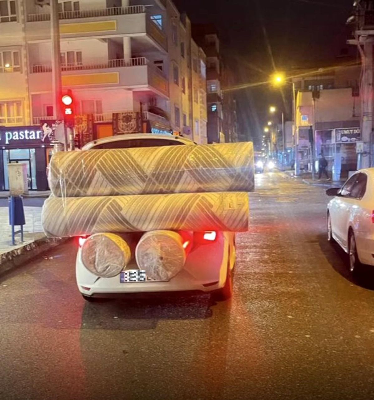 Aşırı yük taşıyan otomobil trafikte tehlike saçtı
