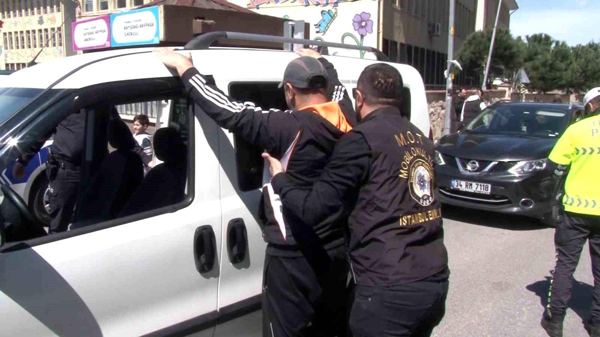 Ataşehir\'de polislerden sıkı okul denetimi