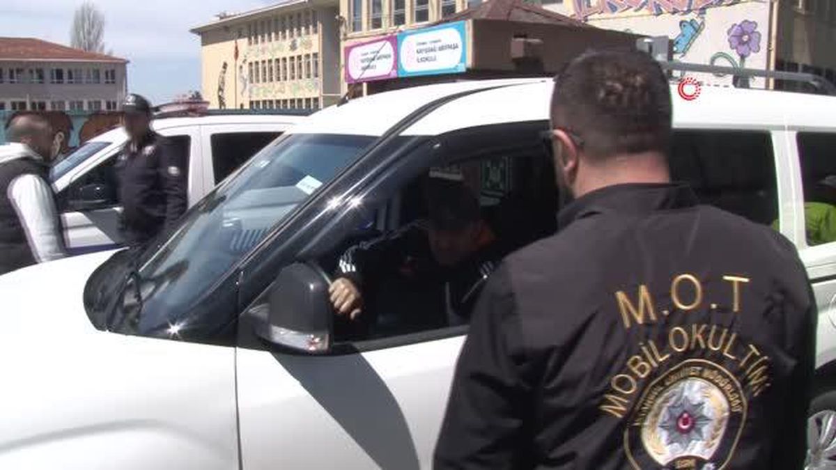 Ataşehir'de polislerden sıkı okul denetimi