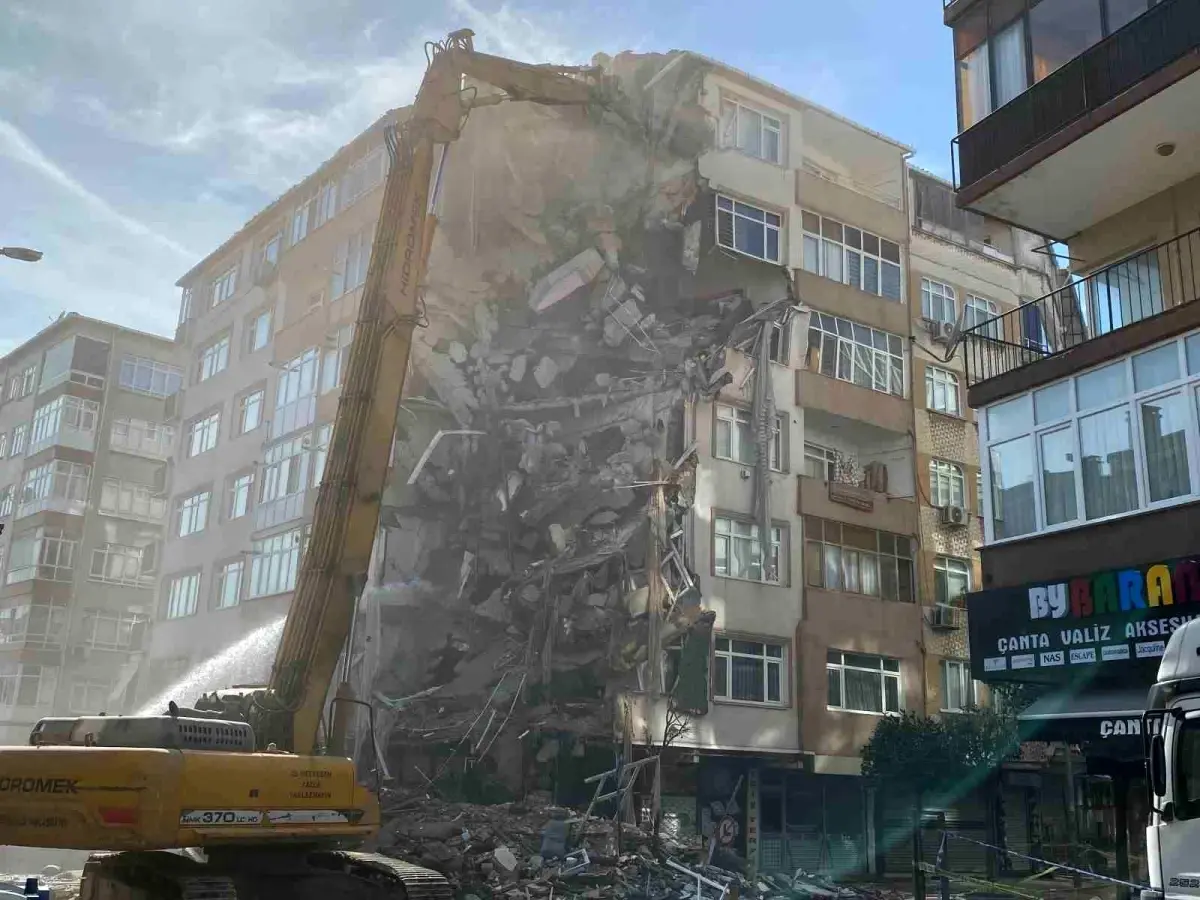 Bahçelievler\'de kolonları çatlayan binanın yıkımına başlandı