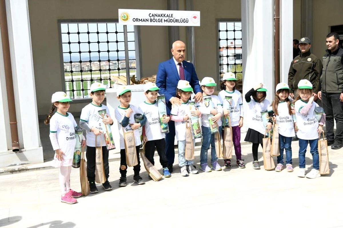 Bakan Kirişci, orman gönüllüsü çocuklara satranç takımı ve fidan dağıttı