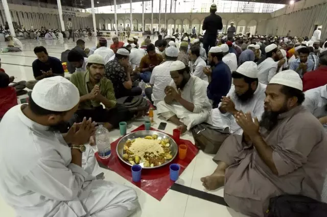 Bangladeşli Müslümanlar Camide İftar İçin Bir Araya Geldi