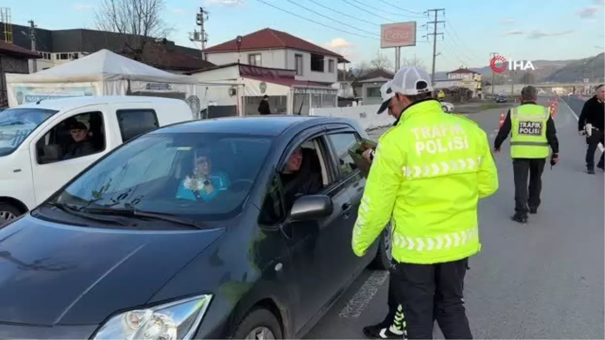 Bu kez ceza için durdurmadılar... Trafik uygulamasına takılan vatandaşlara hurma ve su ikram edildi