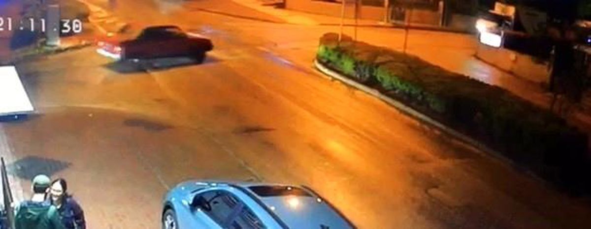 Caddenin ortasında duran otomobile motosiklet böyle çarptı