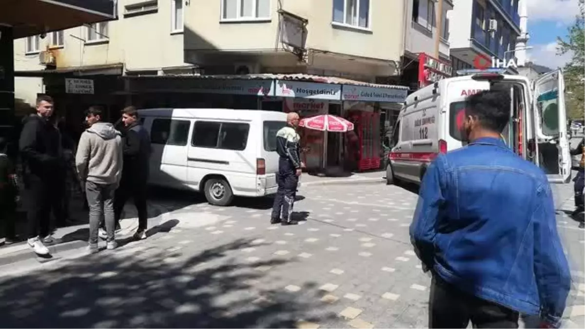 Çarpıştığı minibüsün altında kalan motokurye yaralandı
