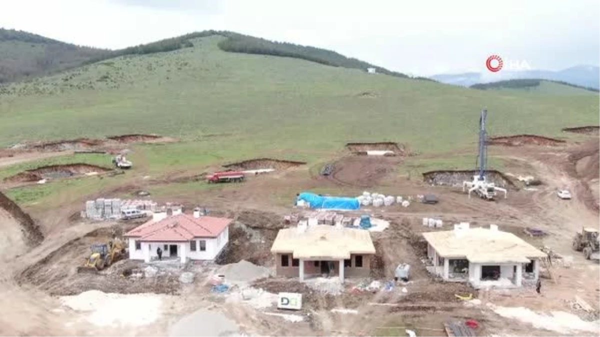 Deprem bölgesinde yapılan köy evlerinin ilk etabı bayramda teslim ediliyor