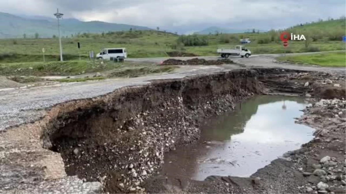 Derecik\'te sağanak yağış köprüleri yıktı, köy yolları ulaşıma kapandı