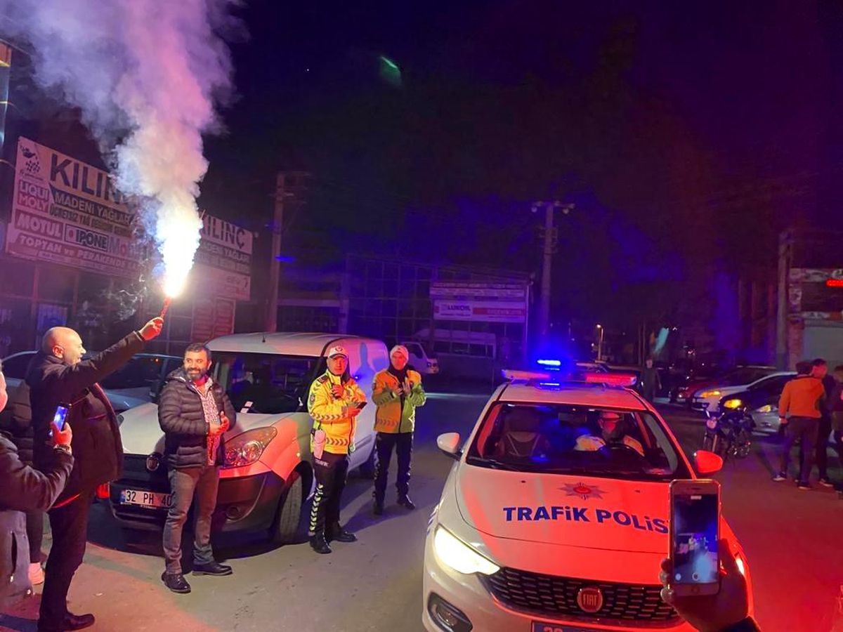 Devriyeye çıkan polise konfeti ve çikolatalı sürpriz