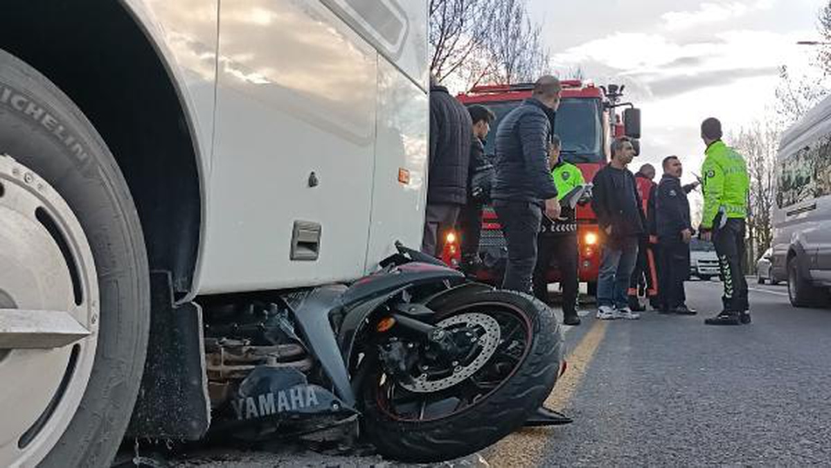 Elazığ\'da Motosiklet Midibüse Çarptı: 2 Kişi Ağır Yaralandı