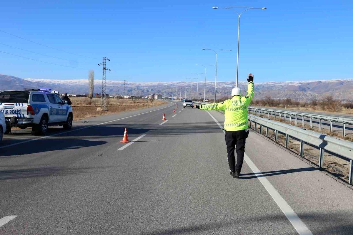 Emniyet kemerinin kullanımının önemine dikkat çekmek için yollarda \'Bu Yolda Sana Çok Güveniyoruz\' afişleri yer alacak