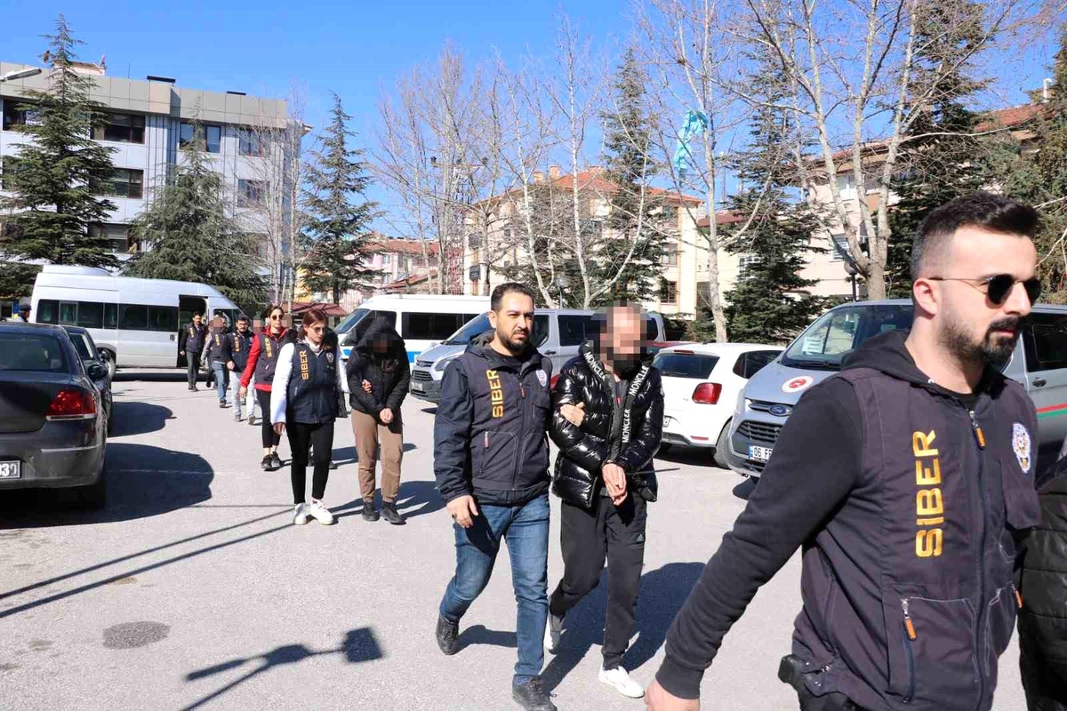Gıda bağışı yapmak isteyenleri 13 milyon TL dolandıran 8 kişi adliyeye sevk edildi