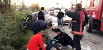 Hafif ticari araç ile otomobil kafa kafaya çarpıştı: 6 yaralı