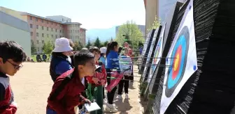 Hedefi 12'den vuran minik okçular göz doldurdu