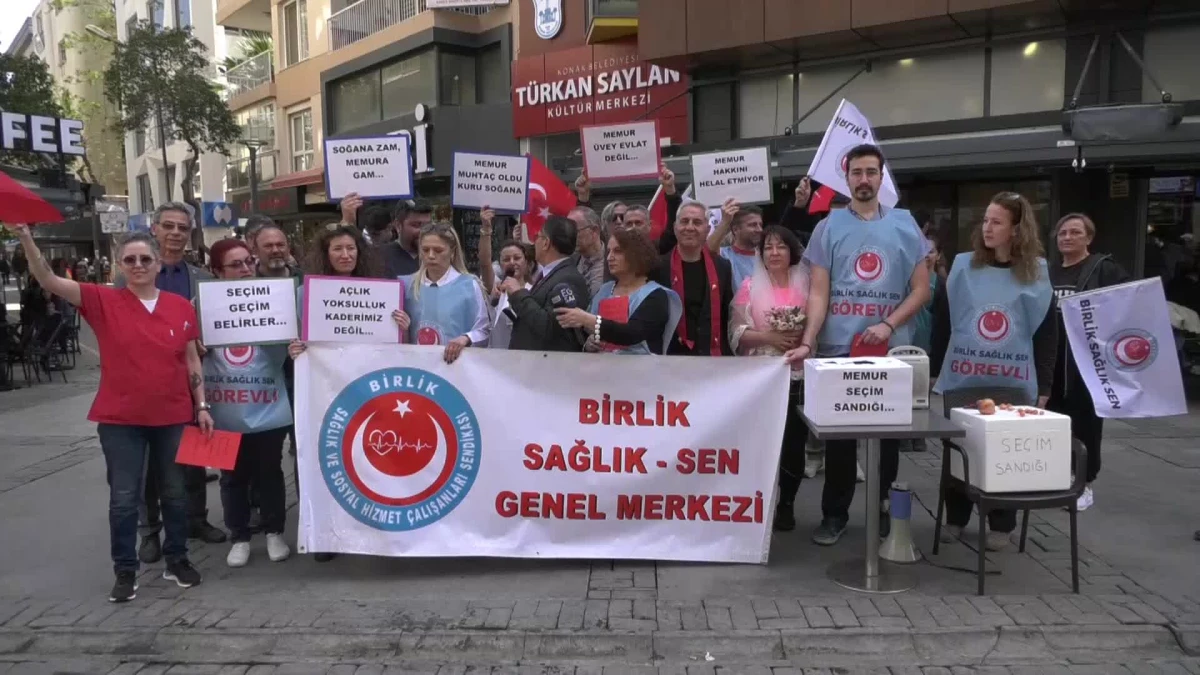 İzmir\'de Memurlardan Sembolik Protesto: Gelin ve Damada Altın Yerine Soğan Taktılar