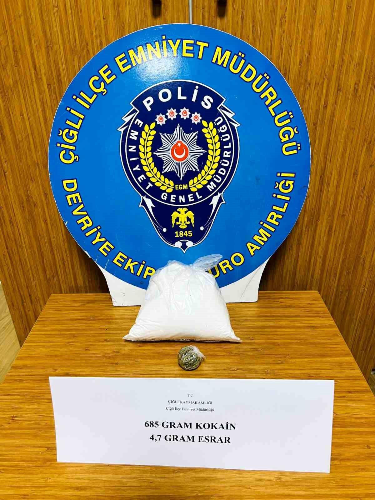 İzmir\'de polisten kaçan araçta kokain ele geçirildi: 1 tutuklama