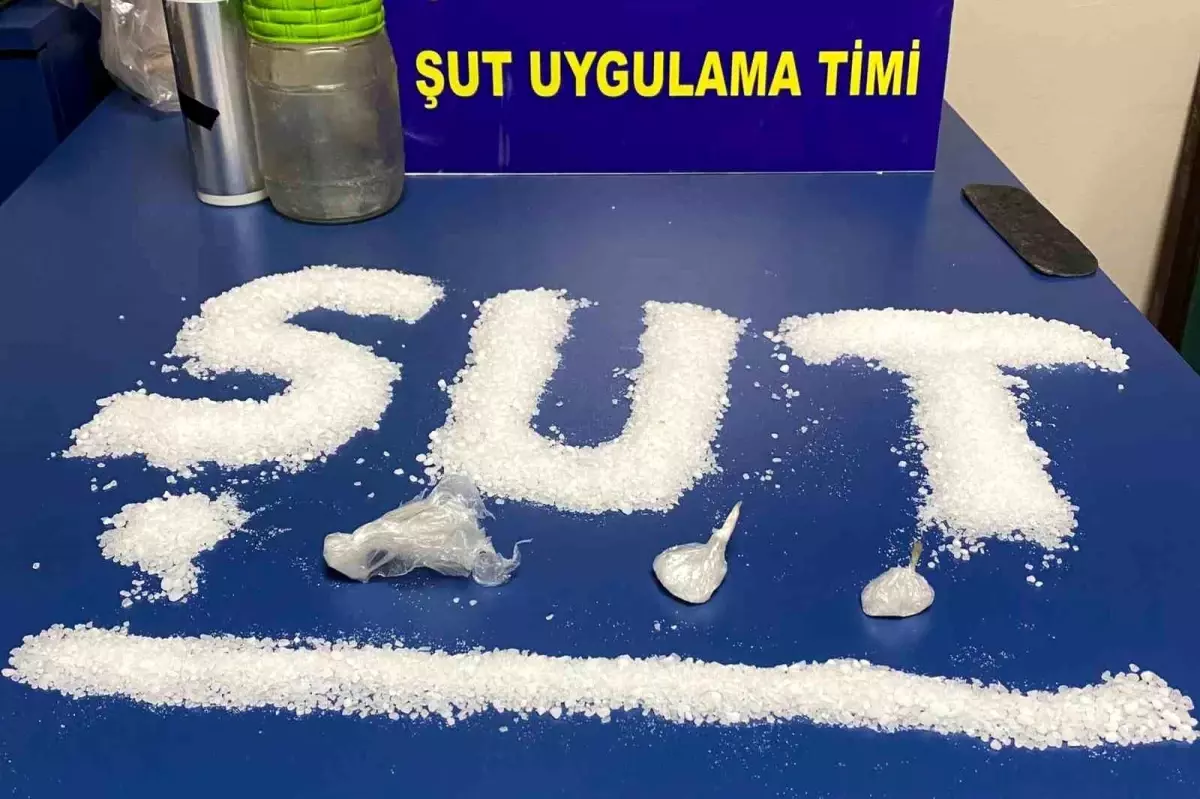 İzmir\'de \'ŞUT\' timinden uyuşturucu tacirlerine suçüstü