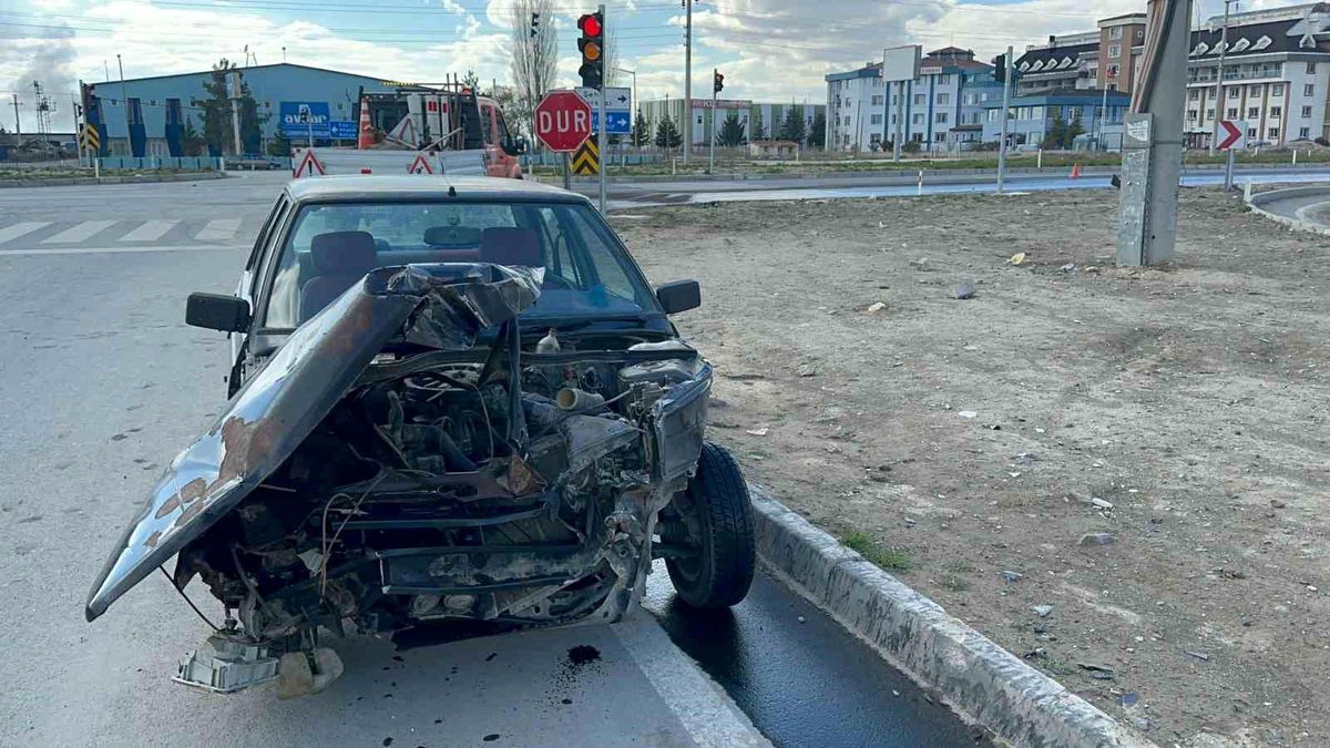 Kazada hurdaya dönen otomobilde şans eseri ölen ya da yaralanan olmadı