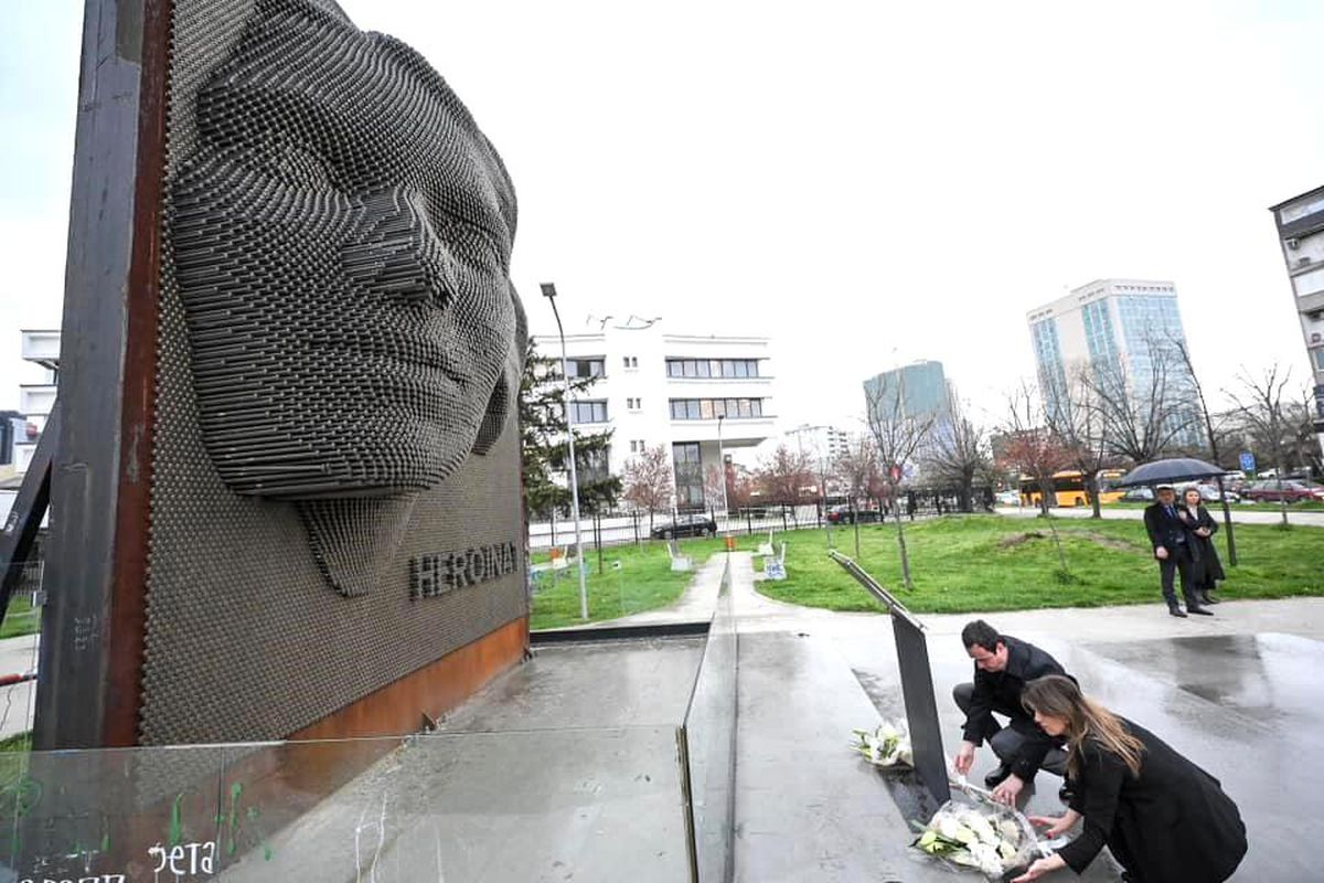 Kosova Savaşı\'nda cinsel şiddete maruz kalan kadınlara destek yürüyüşü