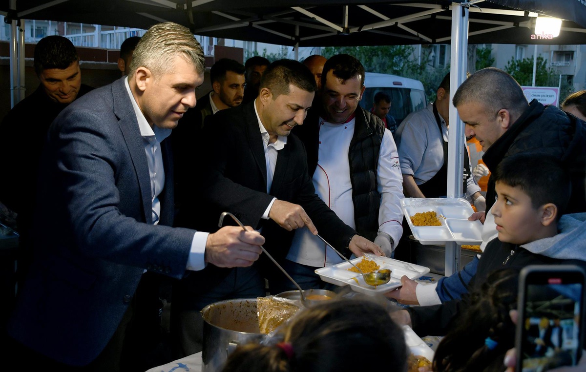 Kuşadalılar, Belediye Başkanı Ömer Günel ile İftar Yemeğinde Buluştu