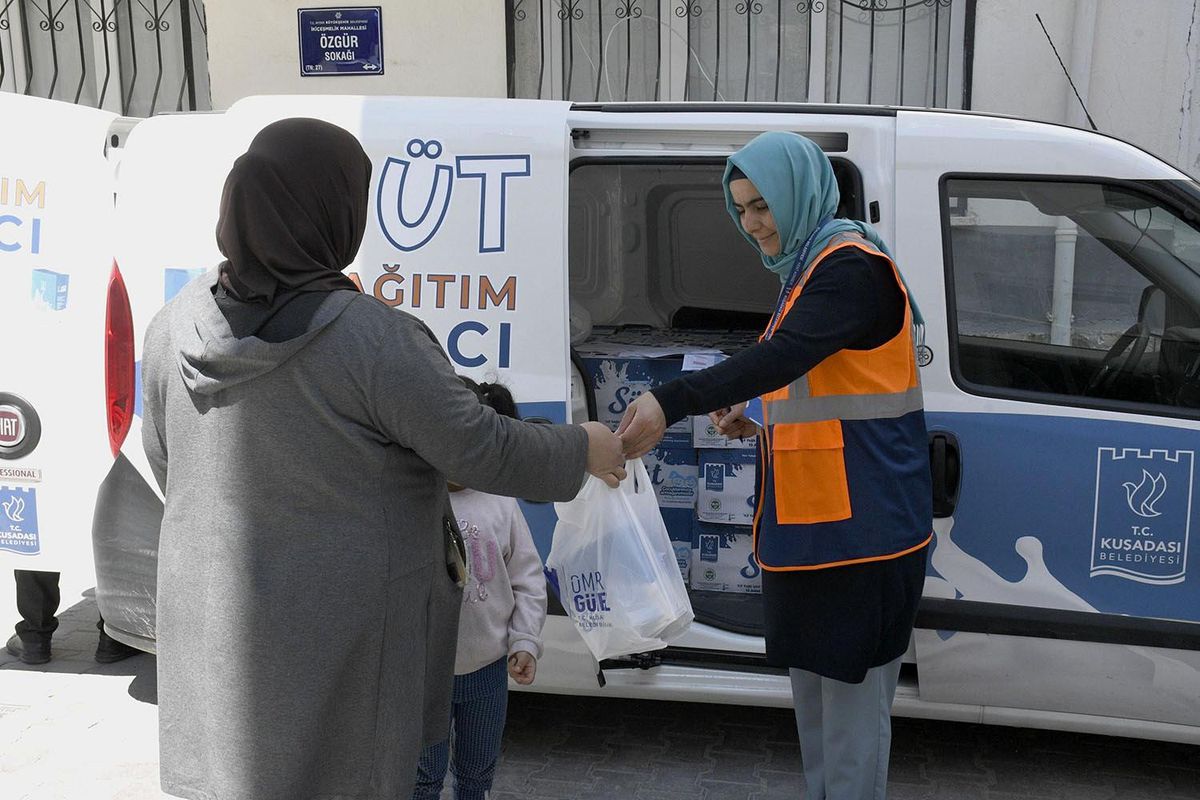 Kuşadası Belediyesi\'nin süt desteği devam ediyor
