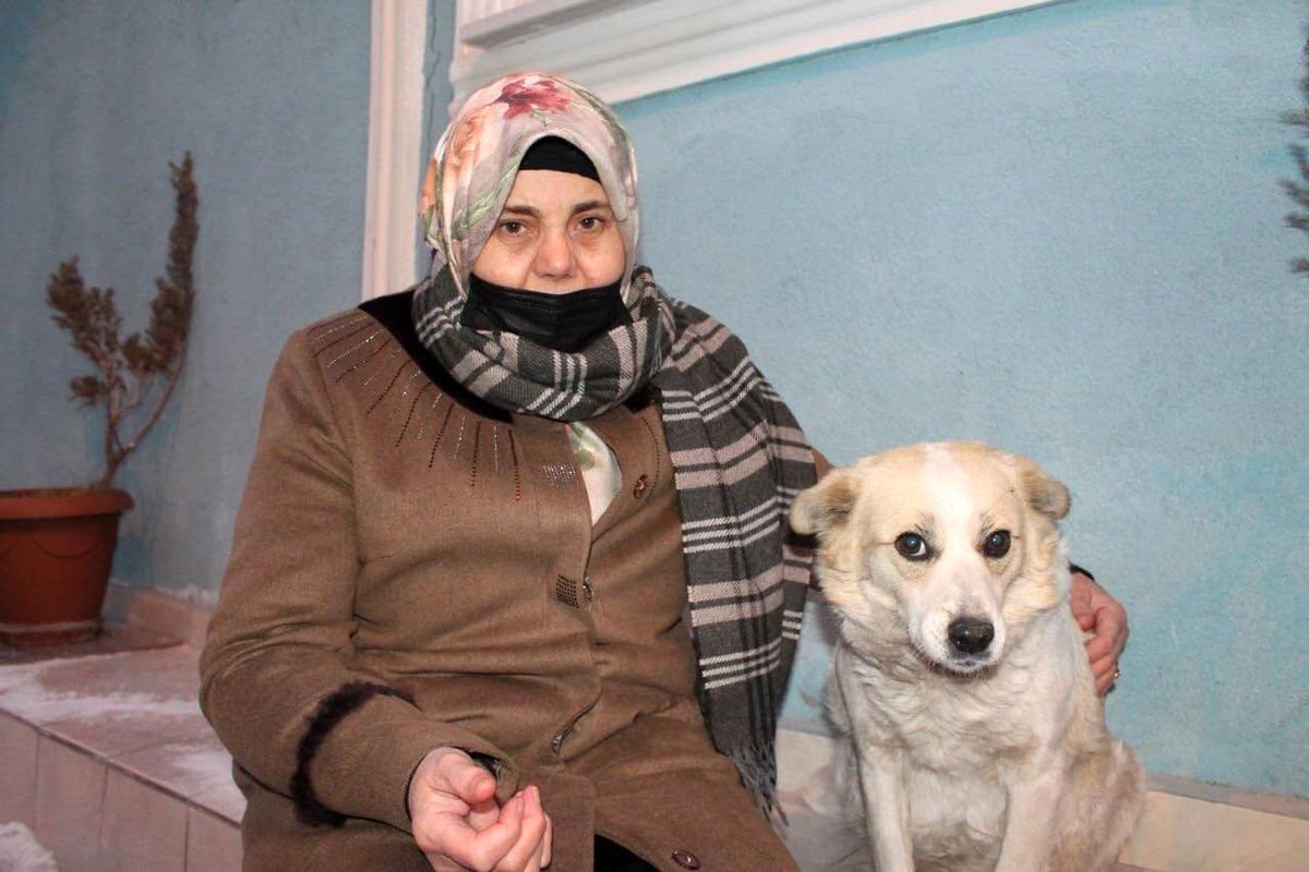 Mahallenin maskotu 'Çirkin' alkış sesi duyunca oynamaya başlıyor