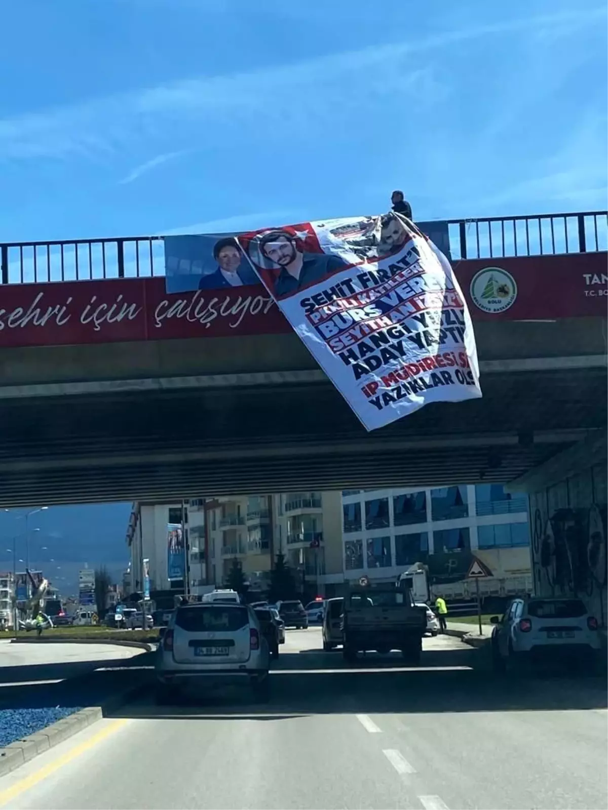 Meral Akşener\'e pankartlı protesto: "Sana yazıklar olsun"