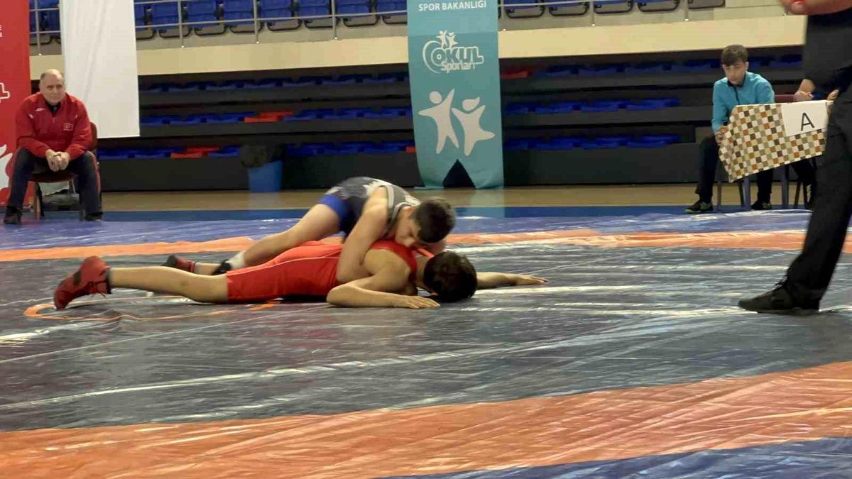 Niğde'de Grekoromen Gençler ve Yıldızlar Grup müsabakaları başladı