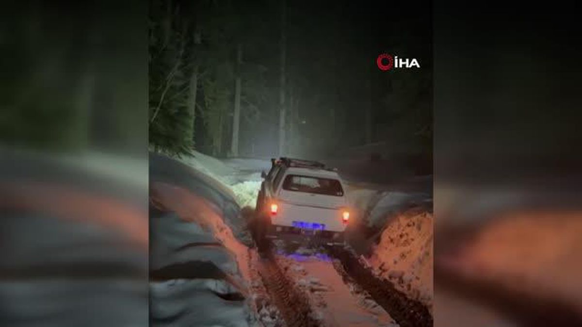 Off-Road tutkunları iftar sonrası çaylarını kar altında yudumladı