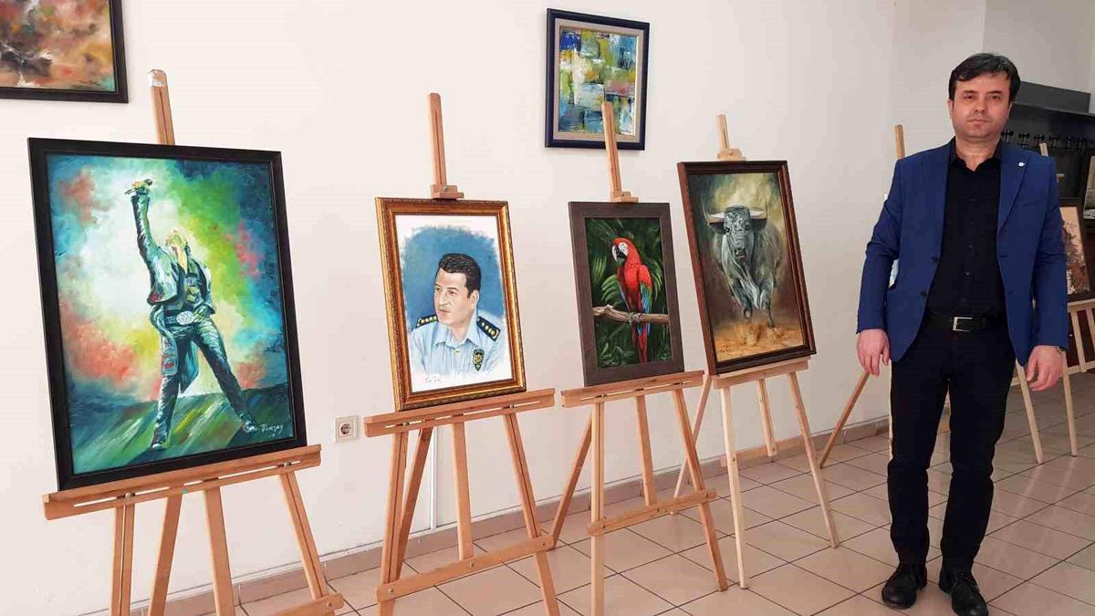 Polis memuru yağlı boya çalışmalarını sergiledi