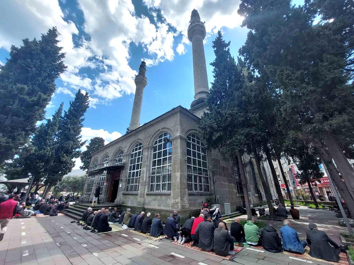 Ramazan\'ın son cumasında da camiler doldu taştı