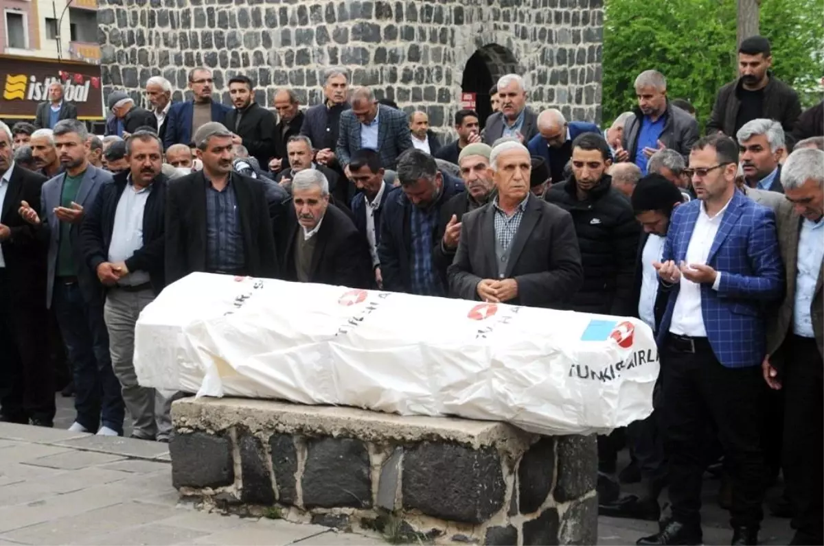 Sakarya\'da evinde boğazı kesilmiş halde bulunan Dicle Naz hemşire Cizre\'de defnedildi