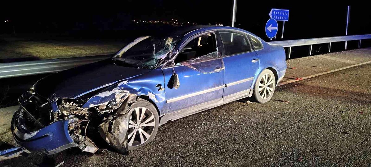 Şarkışla'da tır ile otomobil çarpıştı: 3 yaralı