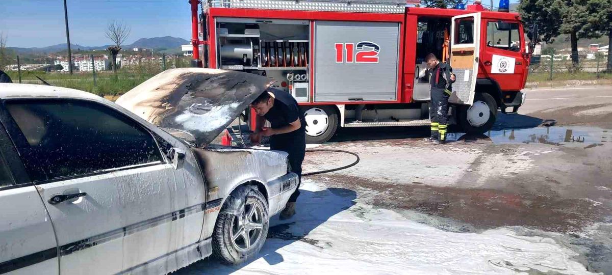 Seyir halindeki araç alevlere teslim oldu