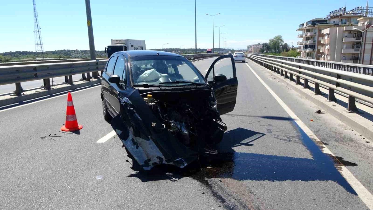 Sürücüsünün hakimiyetini kaybettiği otomobil bariyerlere çarptı