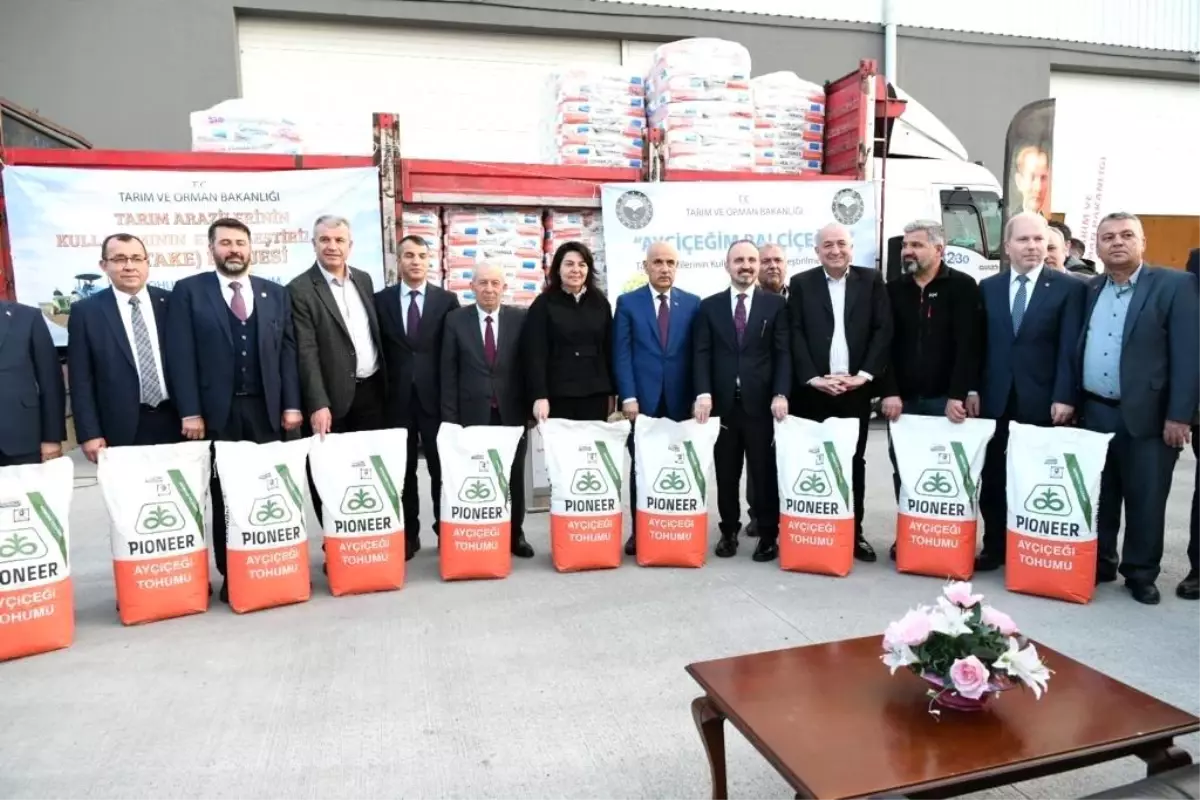 Tarım ve Orman Bakanı Kirişci, üreticilere tohum dağıttı