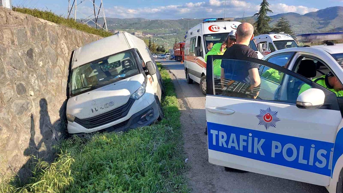 Tırın sıkıştırdığı minibüs su kanalına girdi