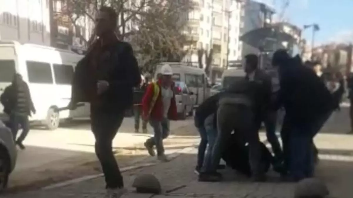 Trafikte yol verme tartışmasının ardından sopayla birbirlerine giriştiler! Yere düşen sürücüye acımasız saldırı kameralara yansıdı