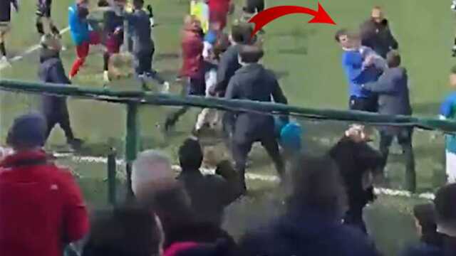 Türk futbolunda skandal anlar! Rize-Trabzon U16 maçında antrenör, futbolcuya tokat attı Türk futbolunda skandal anlar! Rize-Trabzon U16 maçında antrenör, futbolcuya tokat attı